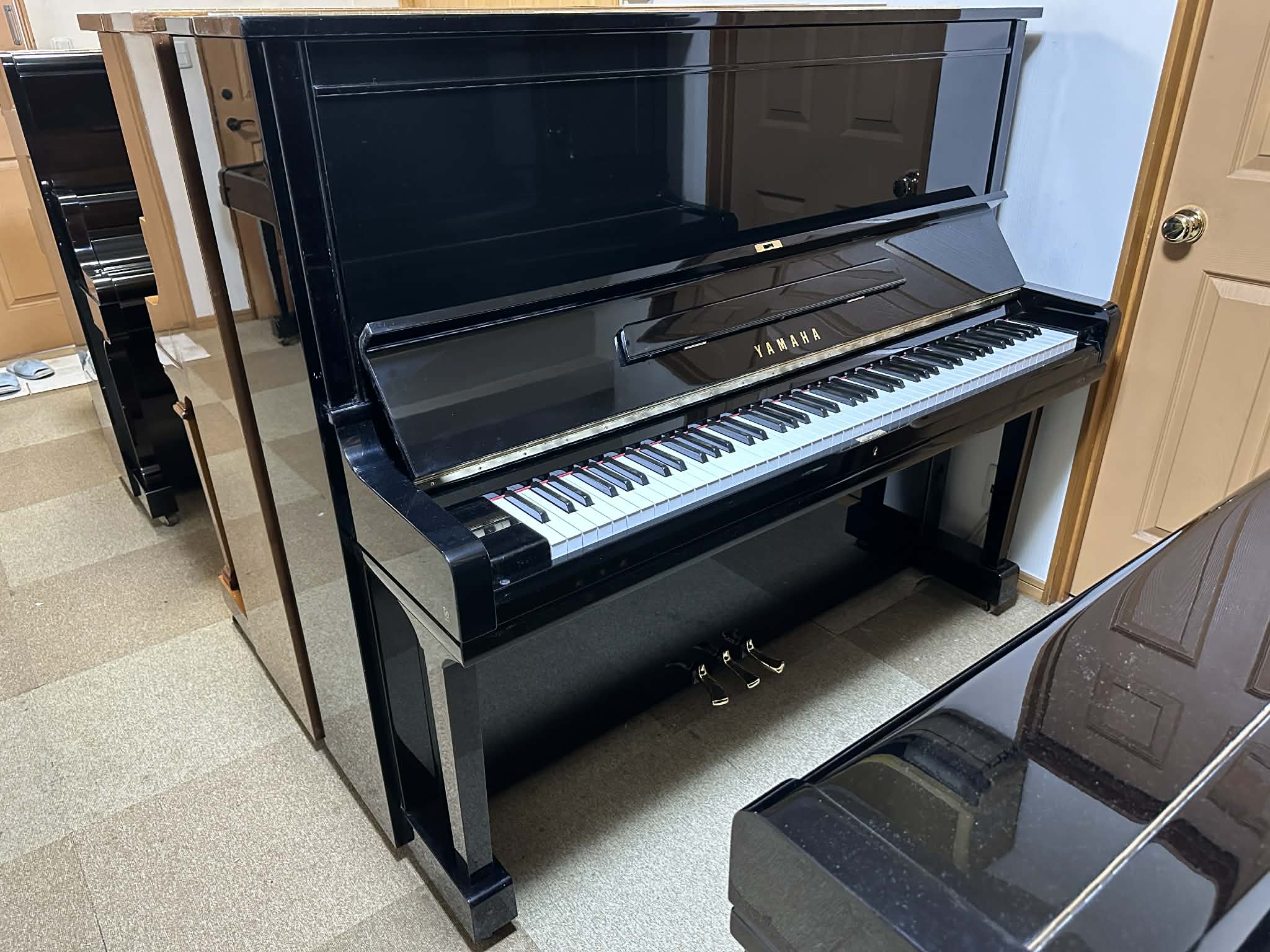 YAMAHA U300
